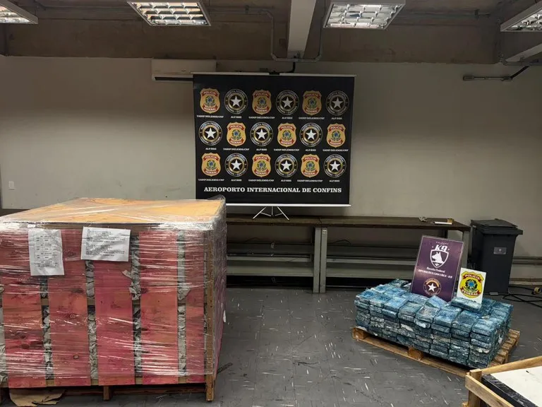 PF e RFB apreendem cerca de 1,2 tonelada de cocaína no Aeroporto de Confins